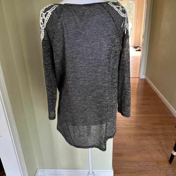 Shoulder Exposing Top - Picture 3 of 3